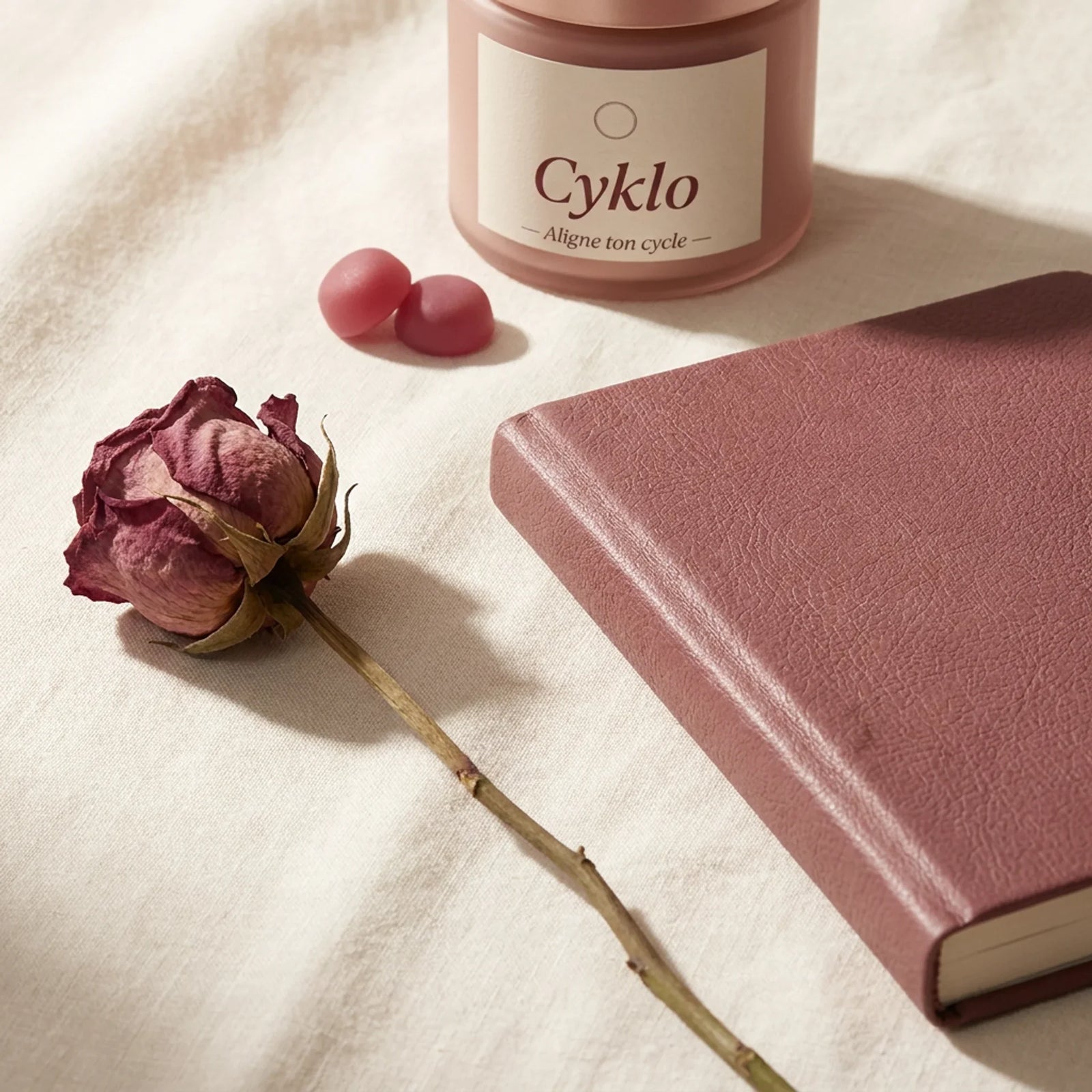 Journal, rose séchée et Cyklo Days, reconnaître les signes de l'endométriose
